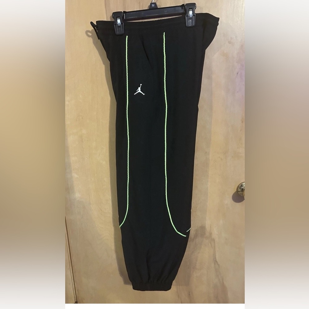 YOUTH NIKE JORDAN JUMPMAN BLACK TRACK PANTS w.green Stripe BAGGY Sz-Lg. NWT